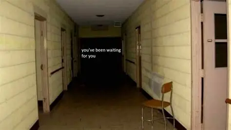 Corredor escuro com a frase You've been waiting for you